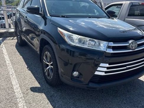Used 2017 Toyota Highlander Plus AWD/4WD image 2