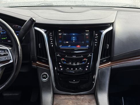 Used 2018 Cadillac Escalade ESV 2WD image 19