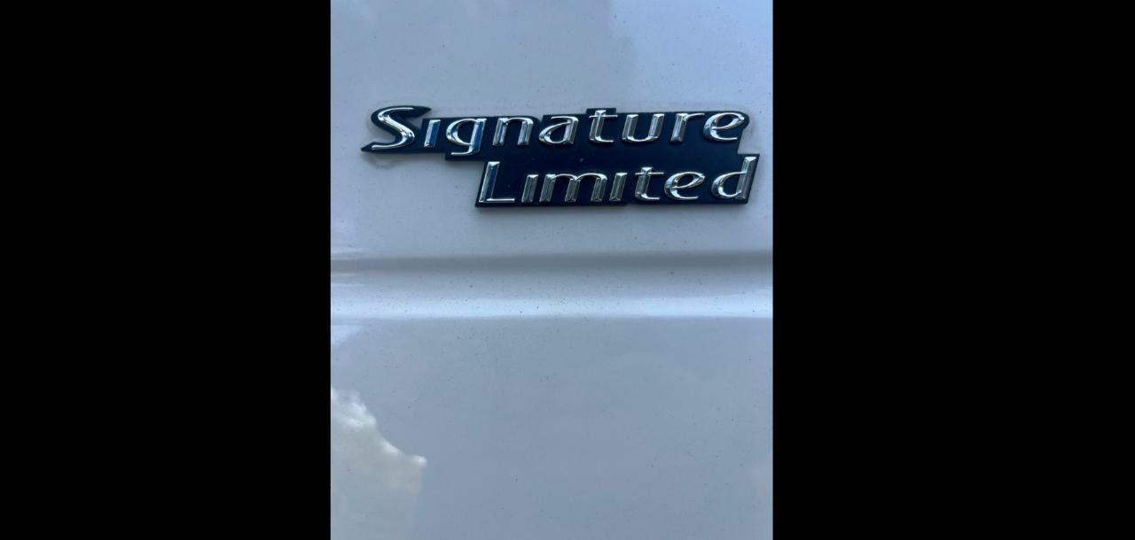 Used 2006 Lincoln Town Car Signature Limited RWD image 8
