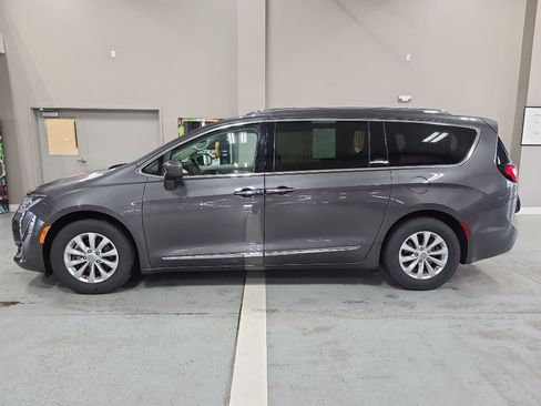 Used 2018 Chrysler Pacifica Touring-L image 1