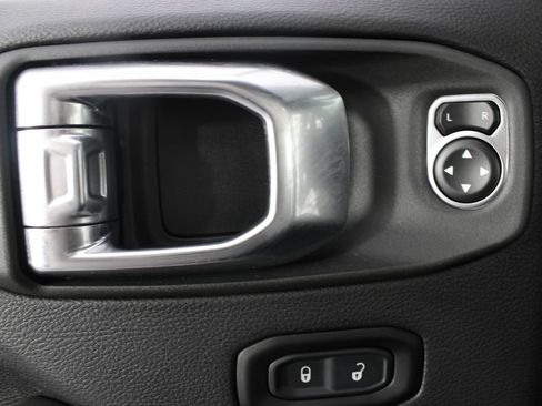 Used 2025 Jeep Wrangler Unlimited Sahara AWD/4WD image 14