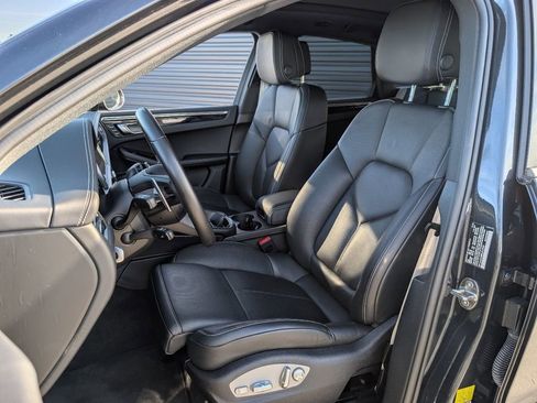 Certified 2024 Porsche Macan image 5