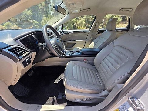 Used 2017 Ford Fusion SE image 19