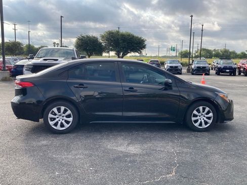 Used 2021 Toyota Corolla LE FWD image 3