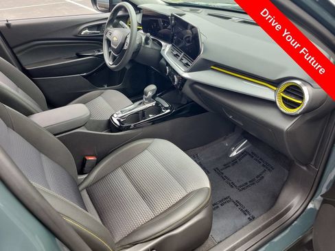 Used 2025 Chevrolet Trax LT FWD image 19