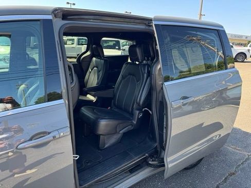 Used 2025 Chrysler Pacifica Select FWD image 15
