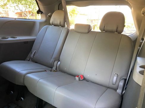 Used 2015 Toyota Sienna XLE Premium FWD image 40