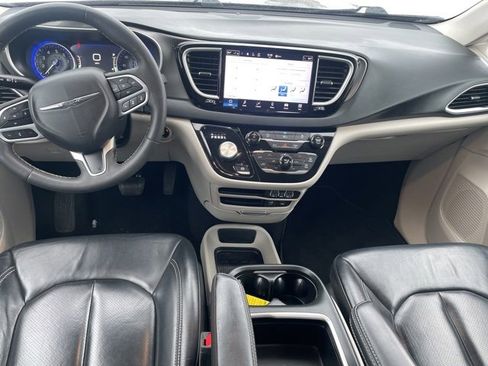 Used 2022 Chrysler Pacifica Touring-L image 3
