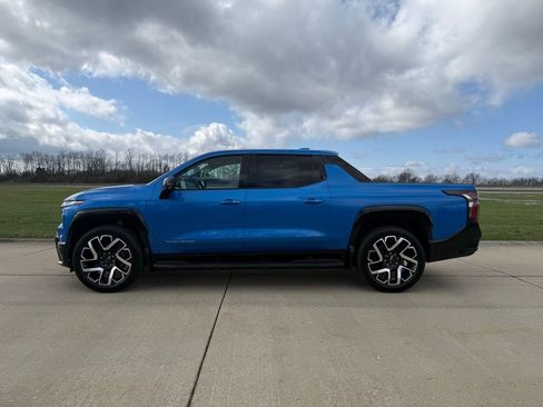 Used 2025 Chevrolet Silverado EV RST image 10