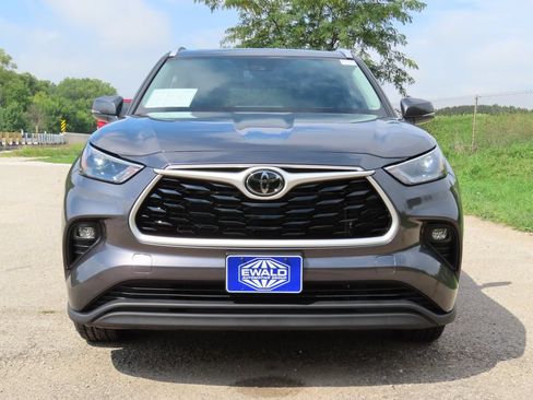 Used 2022 Toyota Highlander XLE AWD/4WD image 17