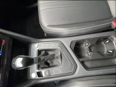 Used 2024 Volkswagen Tiguan SE FWD image 45