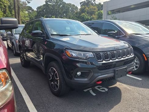 Used 2024 Jeep Compass Trailhawk AWD/4WD image 3