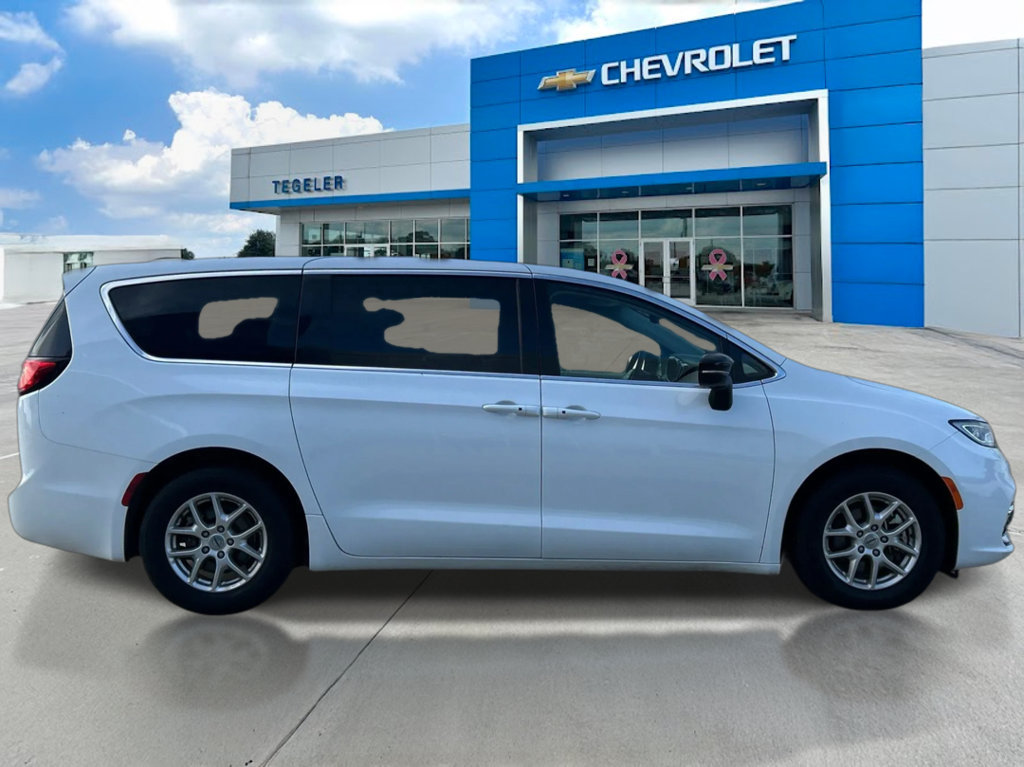 Used 2024 Chrysler Pacifica Touring-L FWD image 4