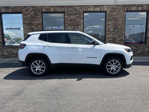 Used 2022 Jeep Compass Latitude w/ Sun and Sound Group AWD/4WD image 5