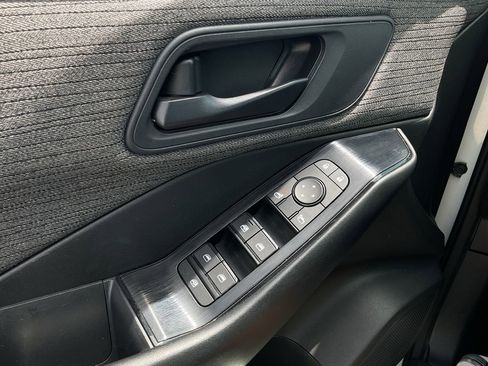 Used 2023 Nissan Rogue S AWD/4WD image 18