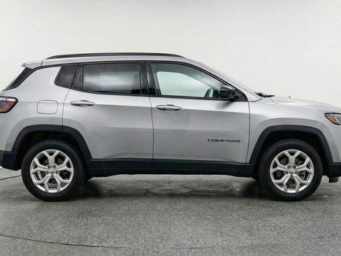 Used 2025 Jeep Compass Latitude image 11