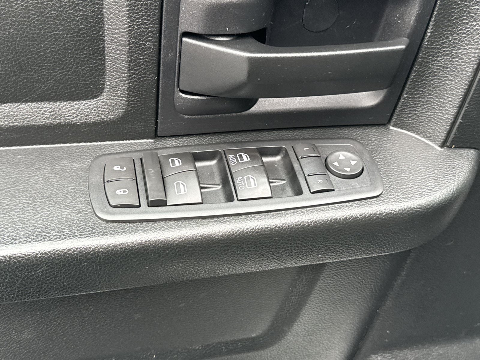 Used 2018 RAM 1500 ST w/ SXT Appearance Group AWD/4WD image 15