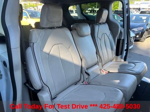 Used 2017 Chrysler Pacifica Limited w/ Tire & Wheel Group FWD image 25