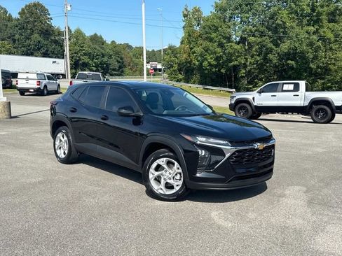 Used 2025 Chevrolet Trax LS w/ LS Convenience Package FWD image 2