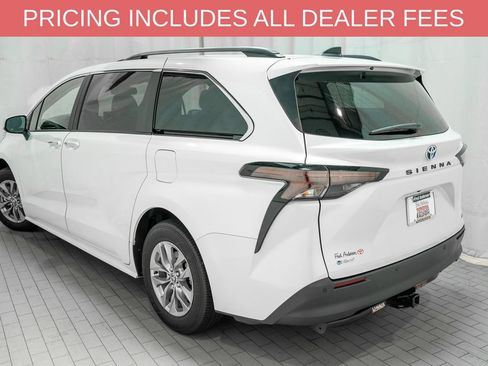 Certified 2025 Toyota Sienna XLE FWD image 3
