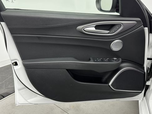 Used 2022 Alfa Romeo Giulia Veloce image 11