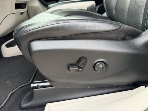 Used 2022 Chrysler Pacifica Touring-L image 15