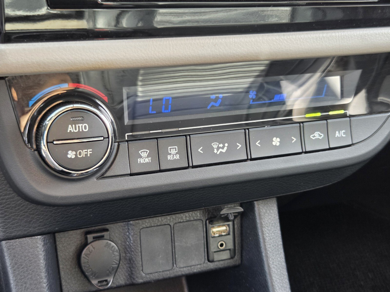 Used 2016 Toyota Corolla LE FWD image 28