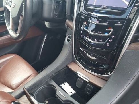 Used 2019 Cadillac Escalade Luxury image 11
