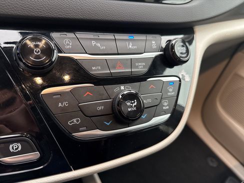 Used 2024 Chrysler Pacifica Touring-L image 22