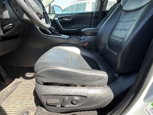 Used 2021 Toyota RAV4 XLE Premium image 10