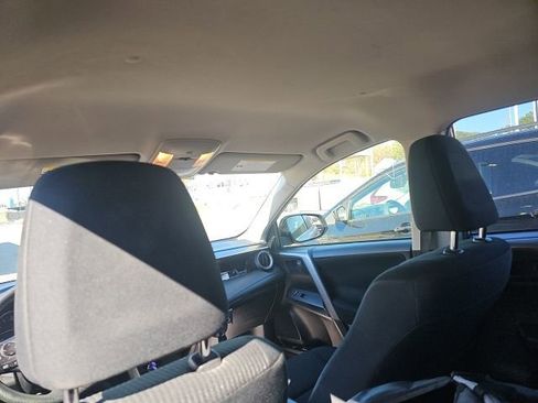 Used 2018 Toyota RAV4 LE image 17