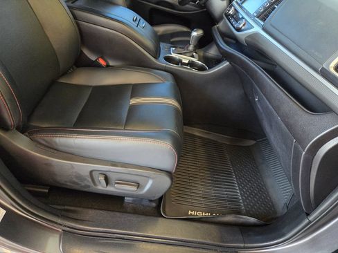 Used 2019 Toyota Highlander SE AWD/4WD image 26