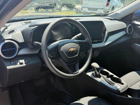 Used 2024 Chevrolet Trax LS w/ LS Convenience Package FWD image 9