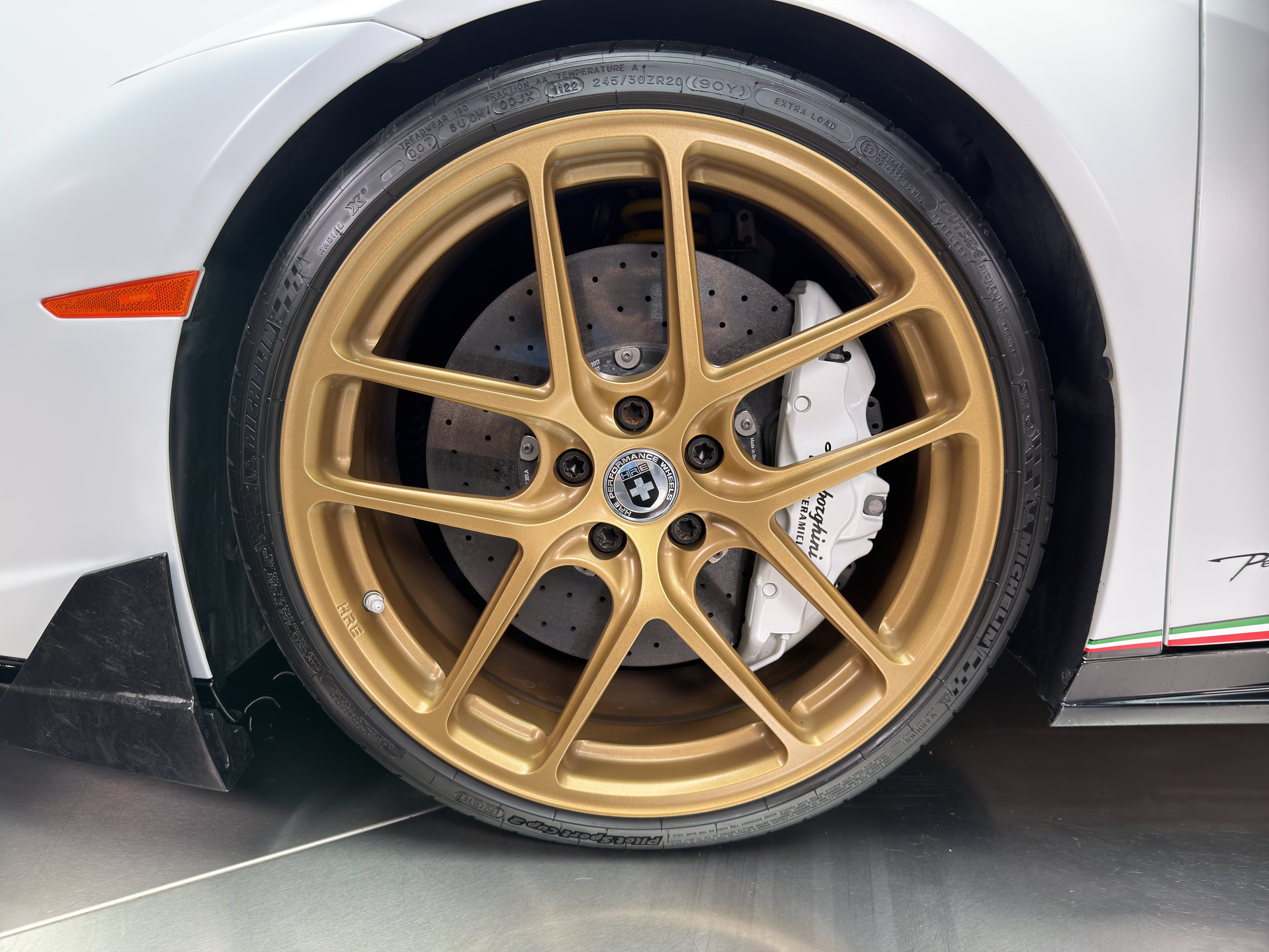 Used 2018 Lamborghini Huracan Performante AWD/4WD image 13