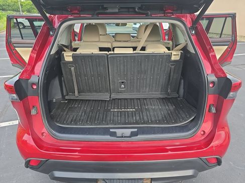 Used 2020 Toyota Highlander XLE AWD/4WD image 14