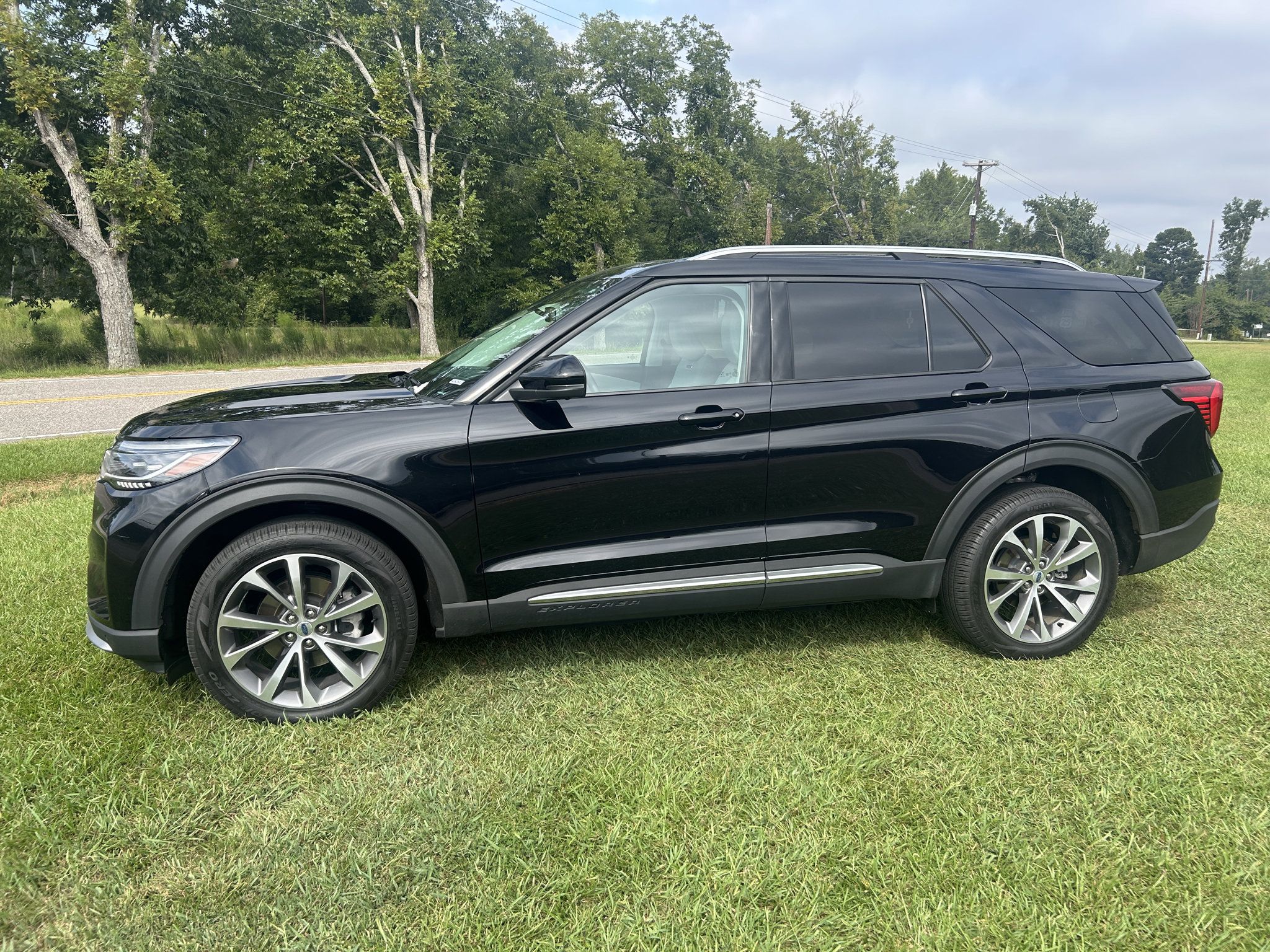 Used 2025 Ford Explorer Platinum w/ Ultimate Package AWD/4WD image 10
