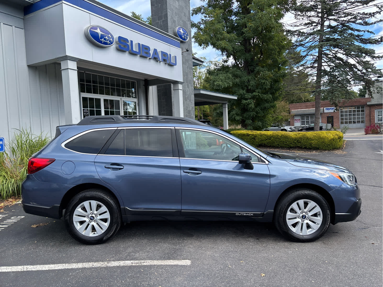 Used 2016 Subaru Outback 2.5i Premium AWD/4WD image 2