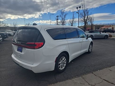 Used 2024 Chrysler Pacifica Touring-L image 5