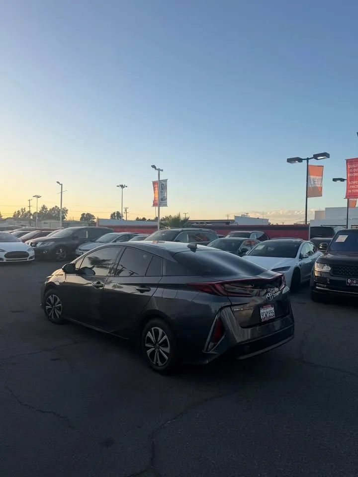 Used 2017 Toyota Prius Prime Advanced FWD image 4
