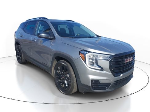 Used 2023 GMC Terrain SLE w/ Driver Convenience Package image 2