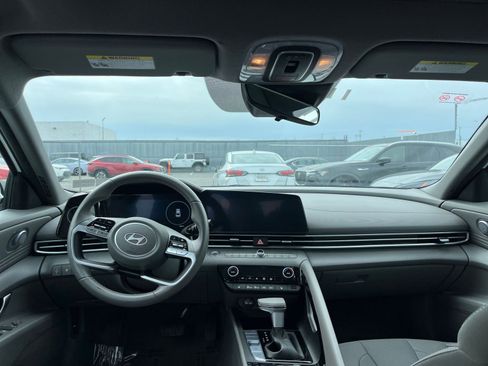 Used 2025 Hyundai Elantra SEL FWD image 34