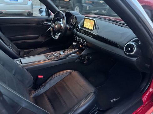 Used 2018 FIAT 124 Spider Lusso w/ Navigation & Sound Group image 9