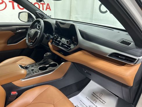 Used 2025 Toyota Highlander Platinum image 13