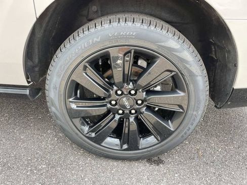 Used 2024 Lincoln Navigator L Reserve AWD/4WD image 2