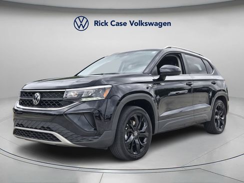 Used 2023 Volkswagen Taos SE w/ Black Wheel Package image 8