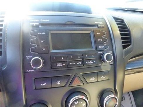 Used 2012 Kia Sorento LX w/ Convenience Pkg image 10