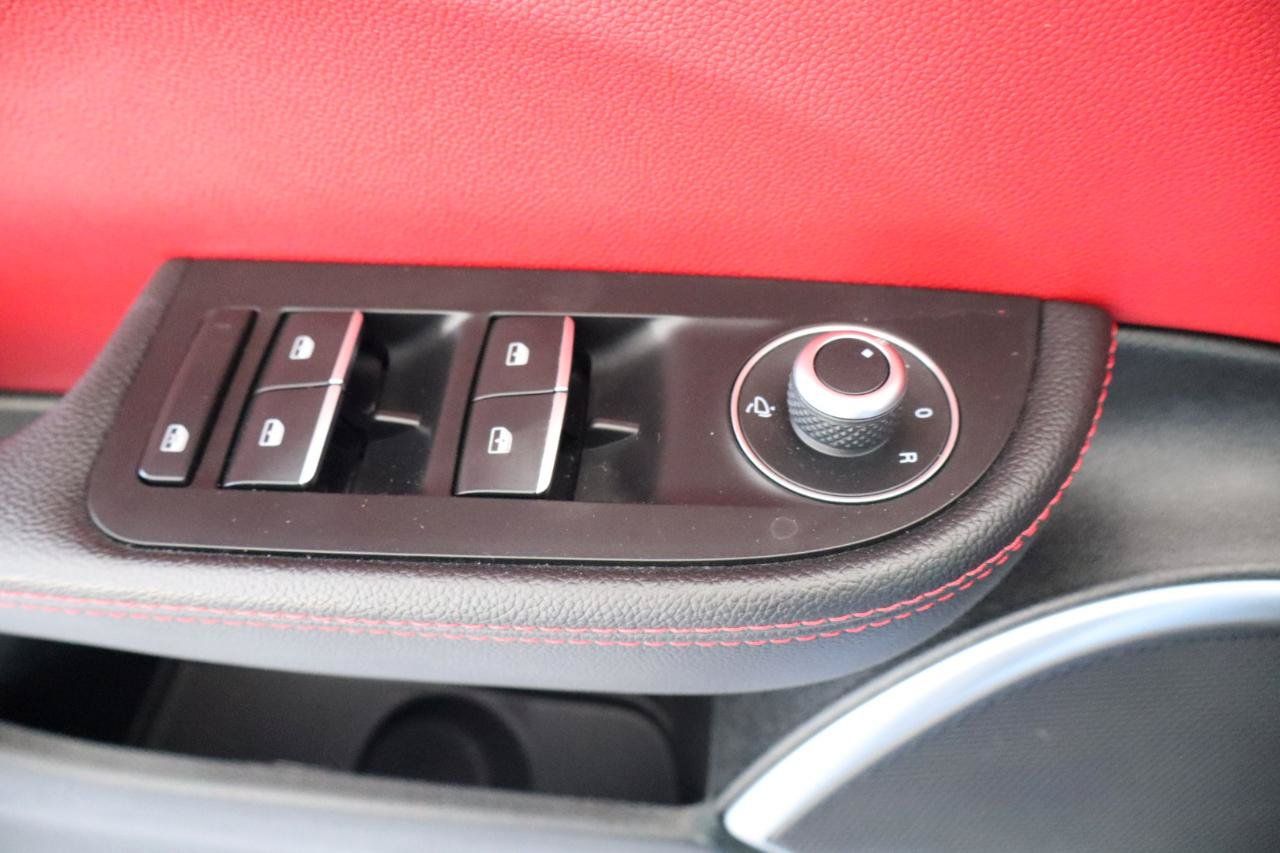 Used 2019 Alfa Romeo Giulia w/ Quick Order Package 22K Sport RWD image 32