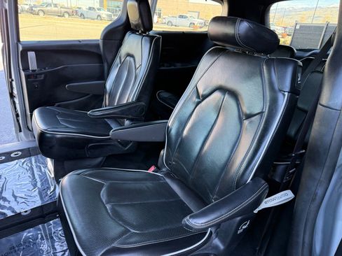 Used 2024 Chrysler Pacifica Limited w/ S Appearance Package image 9