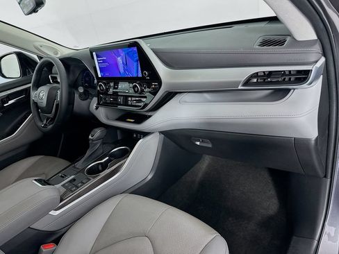Used 2023 Toyota Highlander Platinum FWD image 31