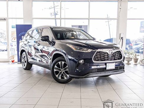 Used 2021 Toyota Highlander XLE AWD/4WD image 3